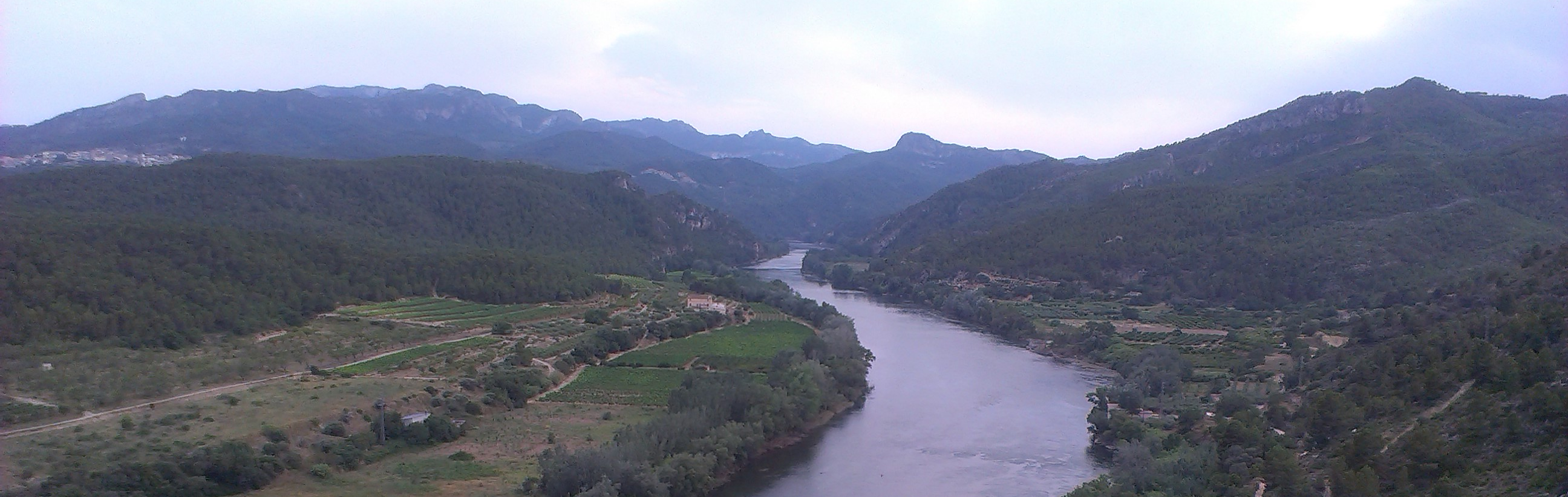 Como consecuencia de los avisos de la AEMET de lluvias intensas de al menos 15 l/m2 en 1 hora en La Rioja, Navarra y norte de Aragón, se recuerda la posibilidad de crecidas súbitas importantes en cauces menores y barrancos esta tarde
